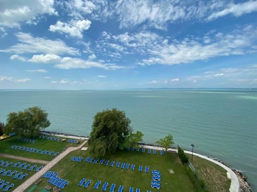 Panorama lumineux de l’hôtel Balaton